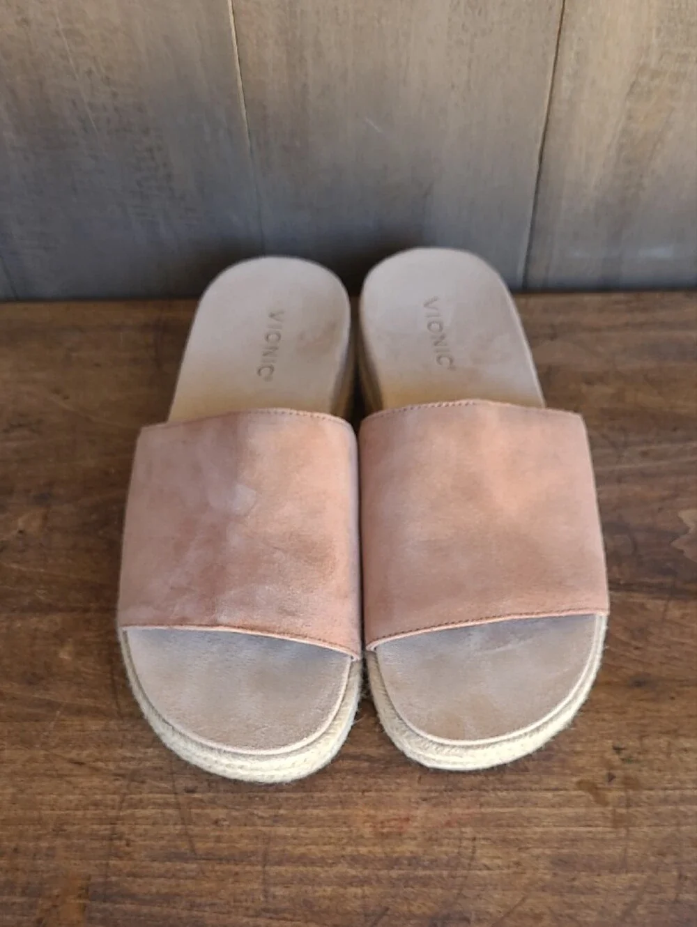 EUC Vionic Yamina Sandal Women's sz 7.5 Tan Suede Large Strap Platform Sandal